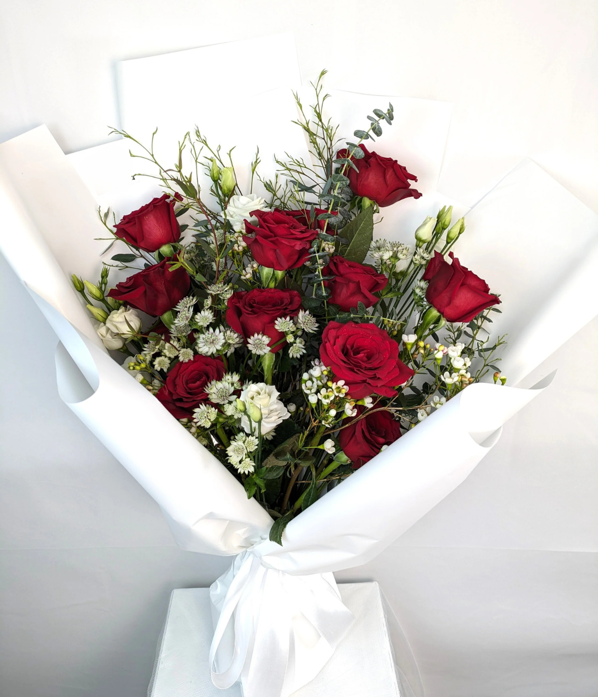 Deluxe Dozen Red Roses Bouquet