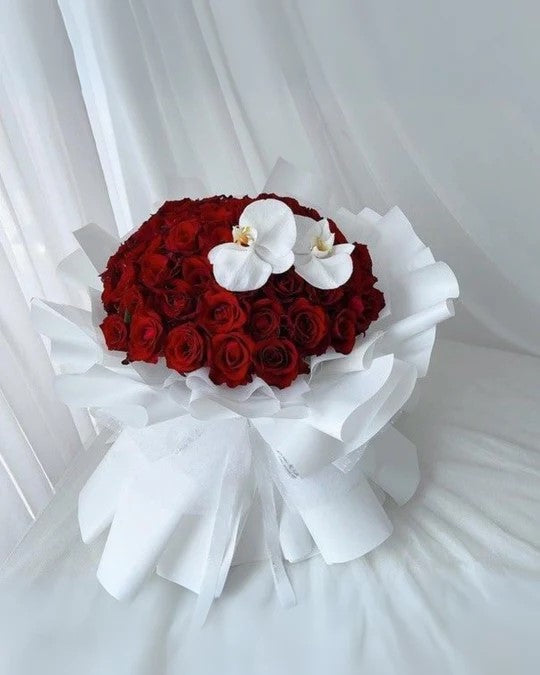 50 rose with phalanopsis